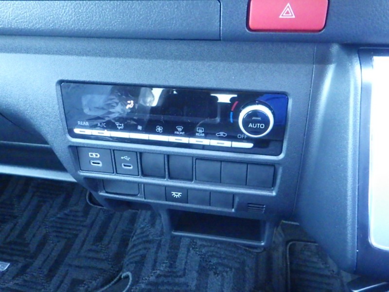 TOYOTA HIACE COMMUTER 2026/3