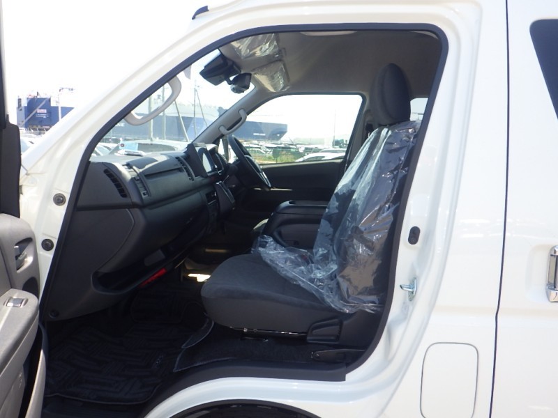 TOYOTA HIACE COMMUTER 2026/3