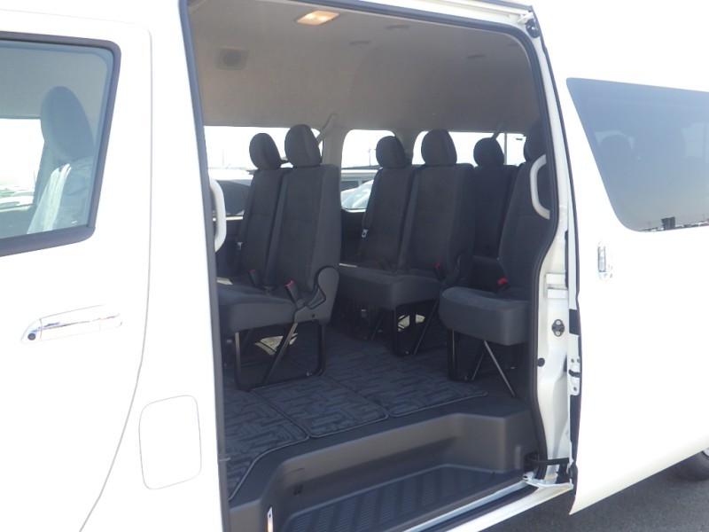 TOYOTA HIACE COMMUTER 2026/3