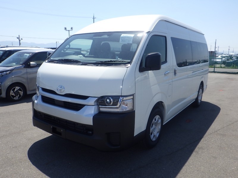 TOYOTA HIACE COMMUTER 2026/3