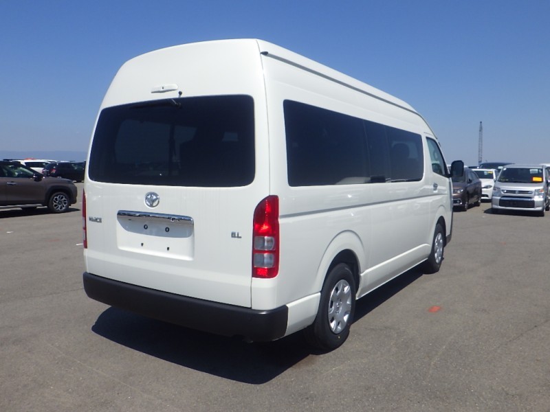 TOYOTA HIACE COMMUTER 2026/3