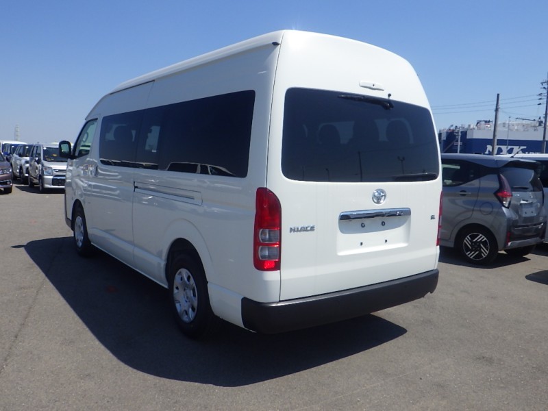 TOYOTA HIACE COMMUTER 2026/3