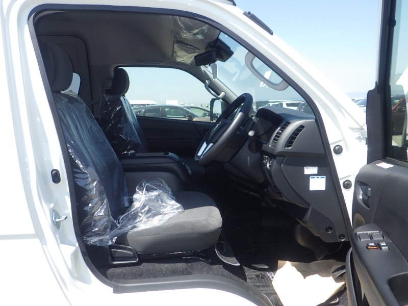 TOYOTA HIACE COMMUTER 2026/3